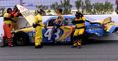 andretticrash.jpg (23352 bytes)